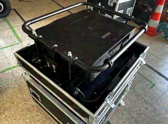 EPSON PQ 2220 (20.000 ANSI, UHD, 12G) in flight frame and case incl. Rigtec clamp!