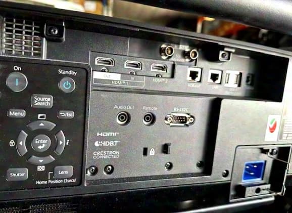EPSON PQ 2220 (20.000 ANSI, UHD, 12G) in flight frame and case incl. Rigtec clamp!