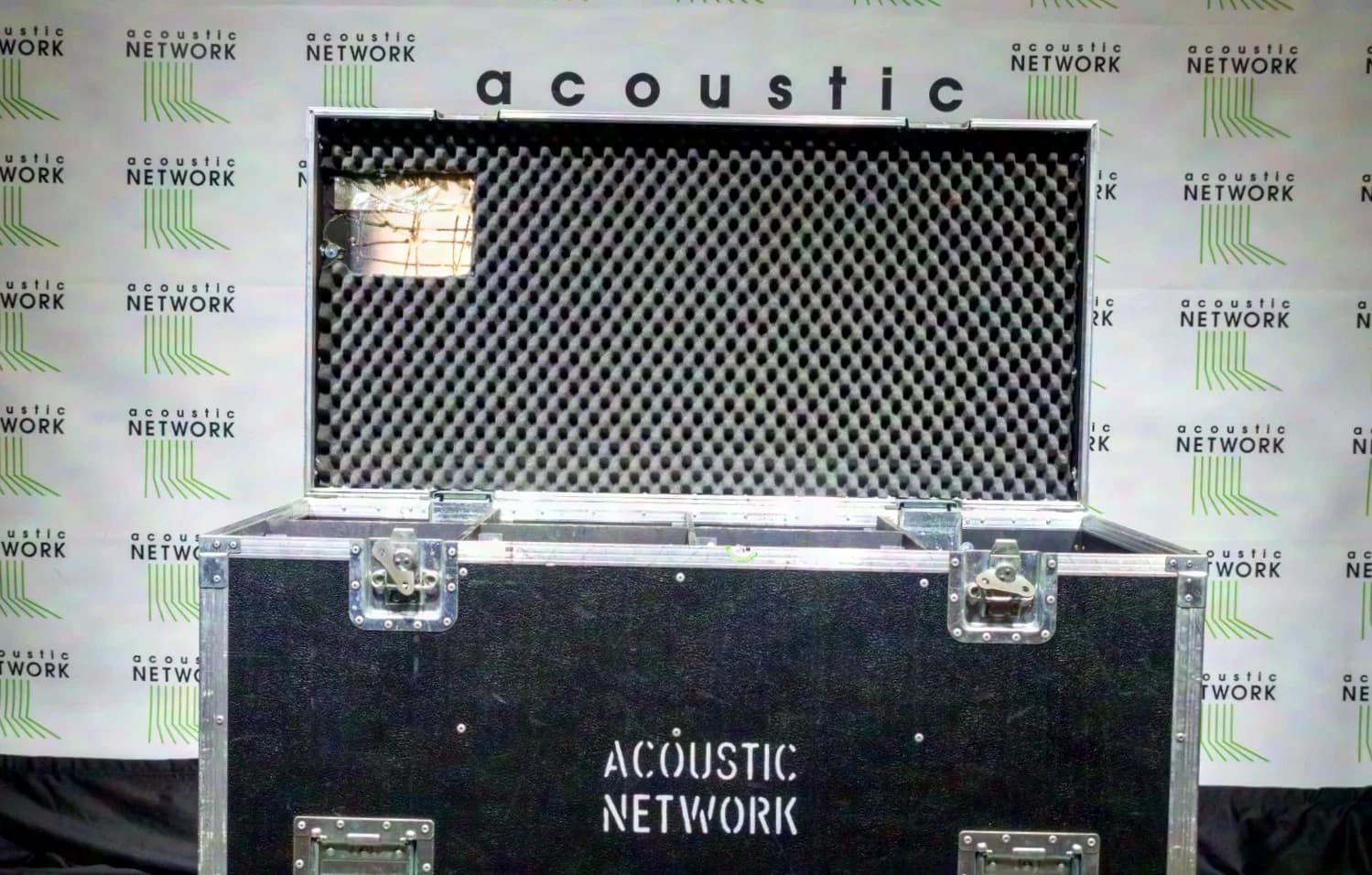 ETC Source 4 750 with gobo shutters and 19-degree lens tube, Used in a set of 6 incl. case