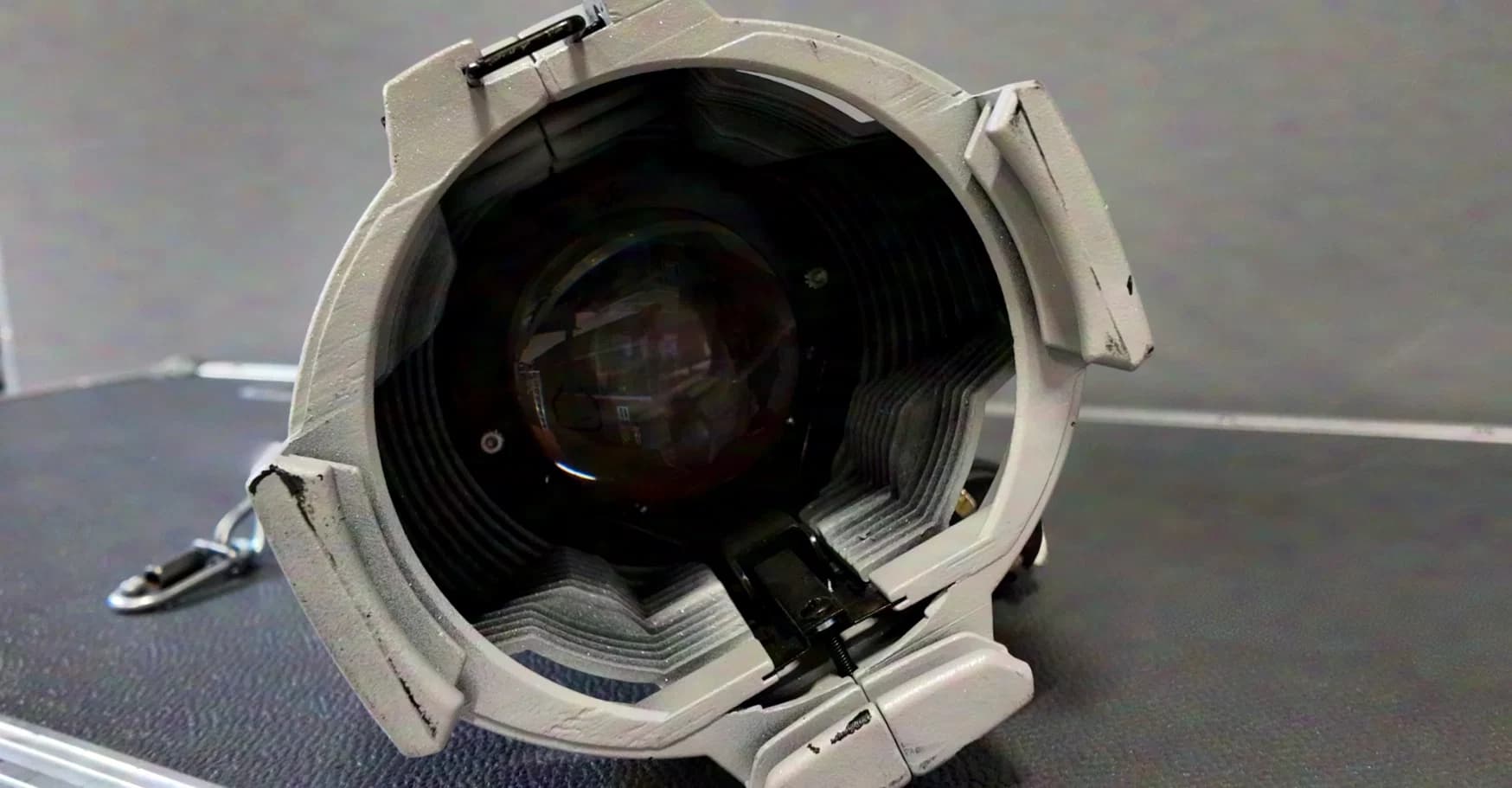 ETC Source 4 Junior-Zoom 25-50° CDM-T Profiler 150W Silver Gray (RAL9006) (optional mounting material and case)