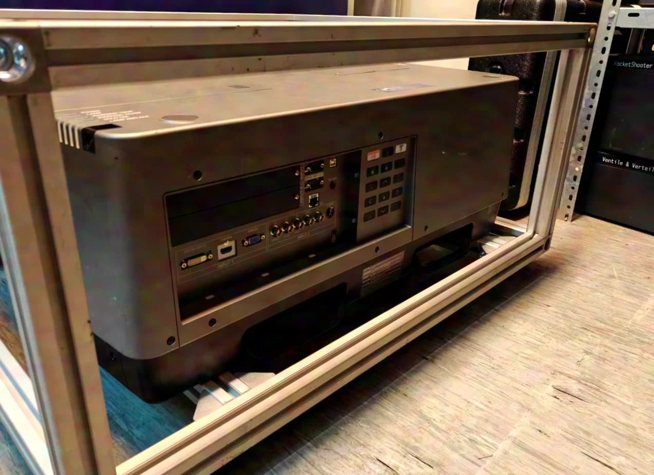 Eiki LC-HDT 2000 15k Projector