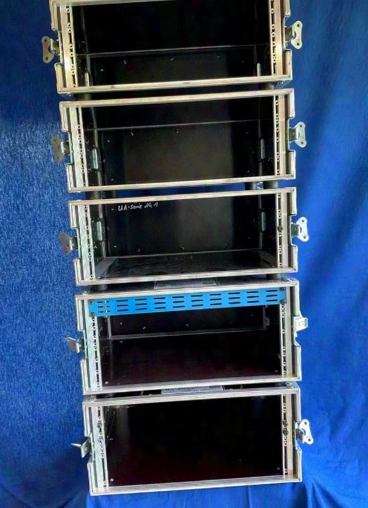 A large set of ML Cases / Thon Racks