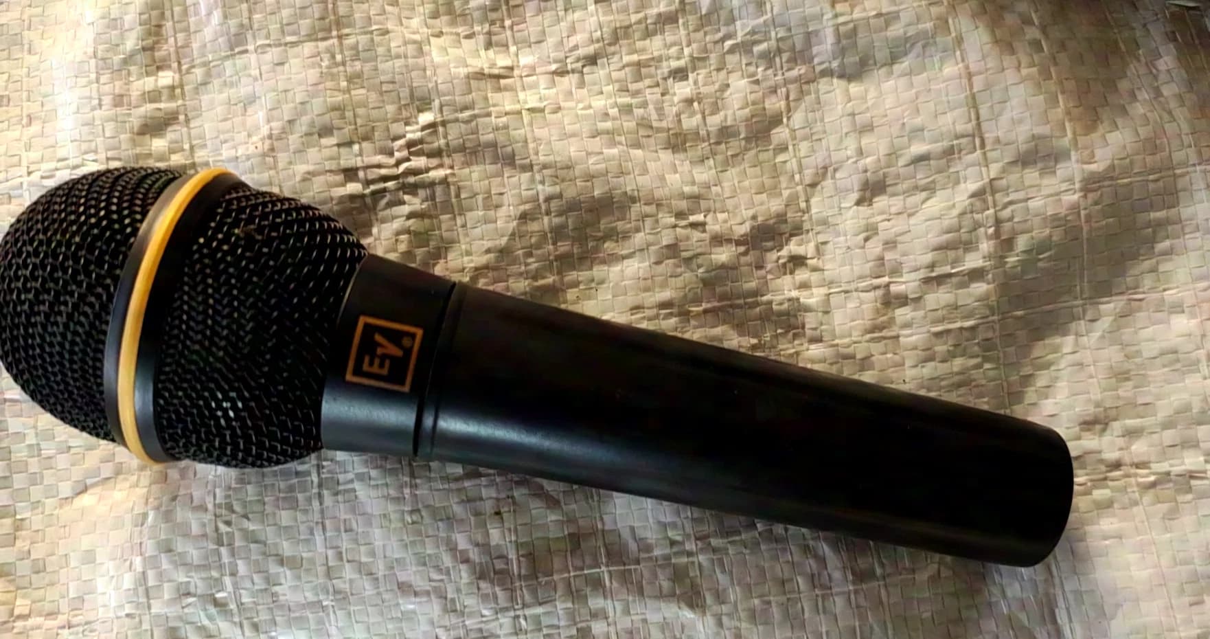 Electro Voice 2x N/D 767B dynamic microphone + 1x holder + bag