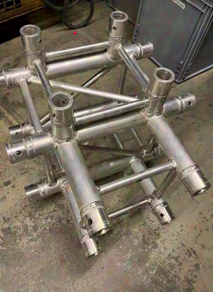 Eurotruss FD34 cross with outlet