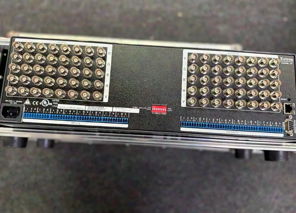 Extron Matrix Crosspoint 450 Plus Series - Ultra-Wideband Matrix Switcher with ADSP eingecased