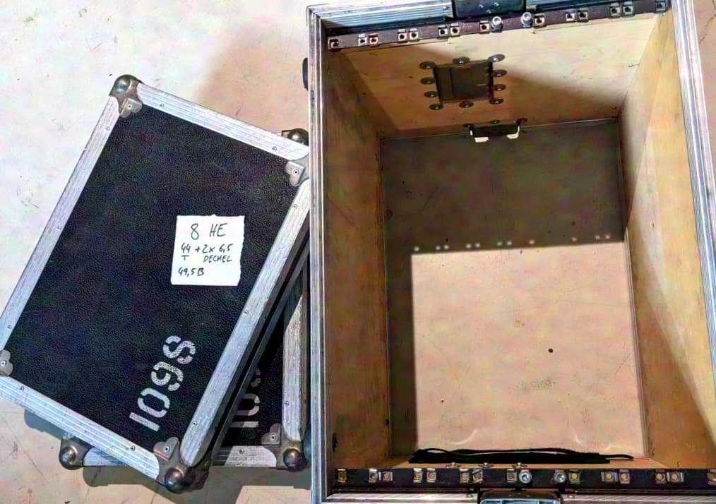 Flightcase 19" 8HE Handcase black double door rack, 19" 8HE
