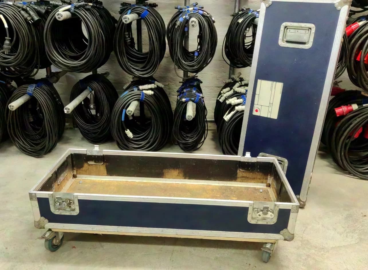 Flightcase trunk case on casters
