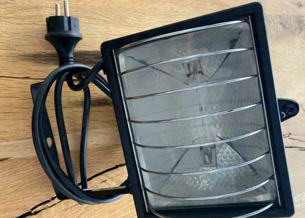 Floodlight with protective grille for outdoor use 230V/500Watt