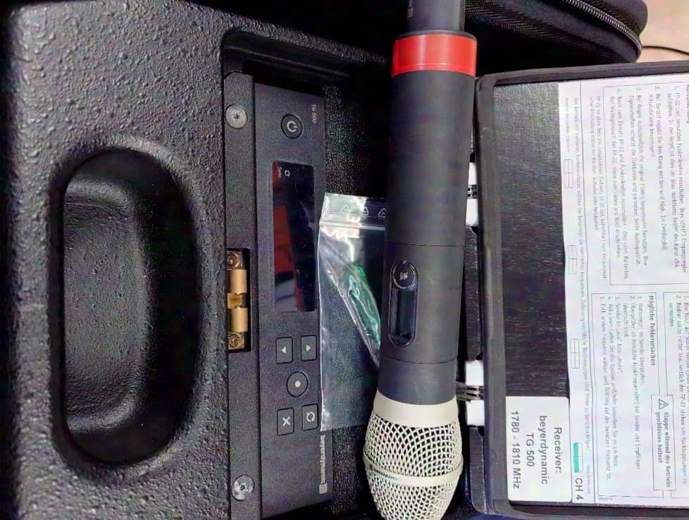 Fohhn FP-22 1x FP22 battery-powered speaker with wireless microphones Beyerdynamic TG500