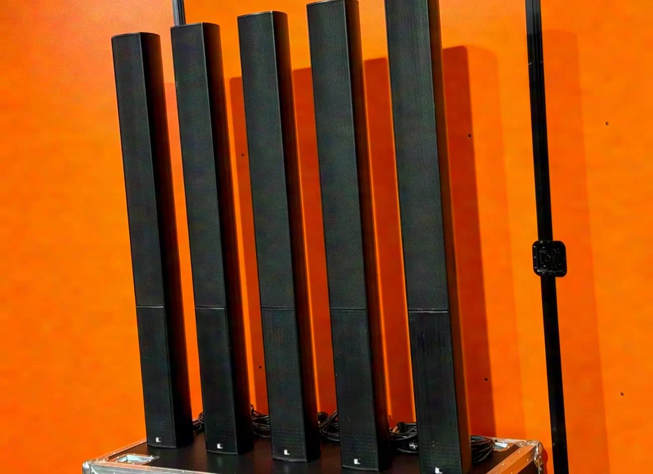 Fohhn Linea Focus LFI-120 electronically steerable line arrays