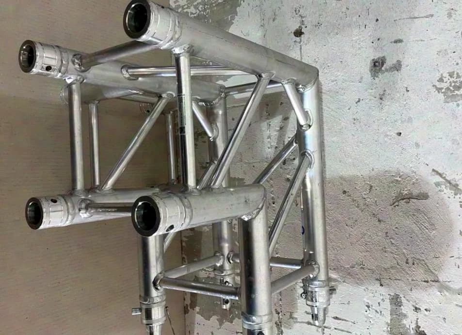 Global Truss F34 C30 90° Corner w. Outrigger
