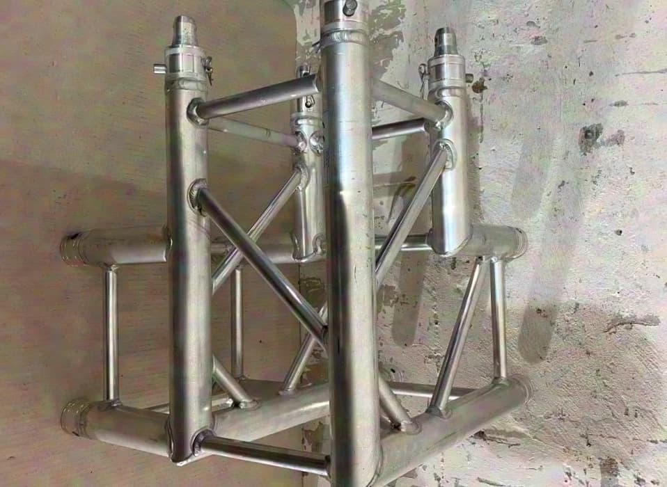 Global Truss F34 C30 90° Corner w. Outrigger