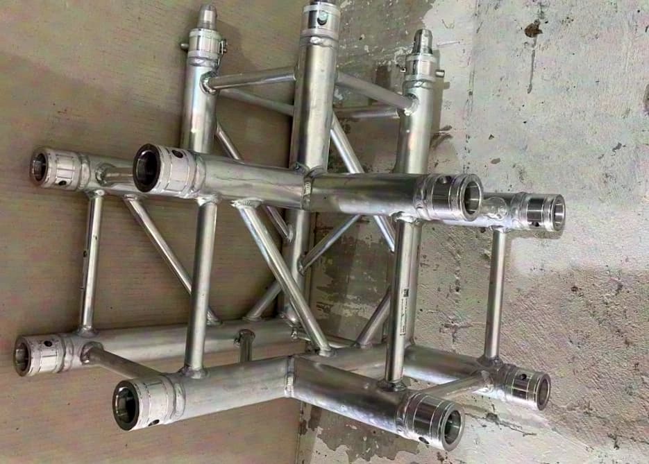 Global Truss F34 C30 90° Corner w. Outrigger
