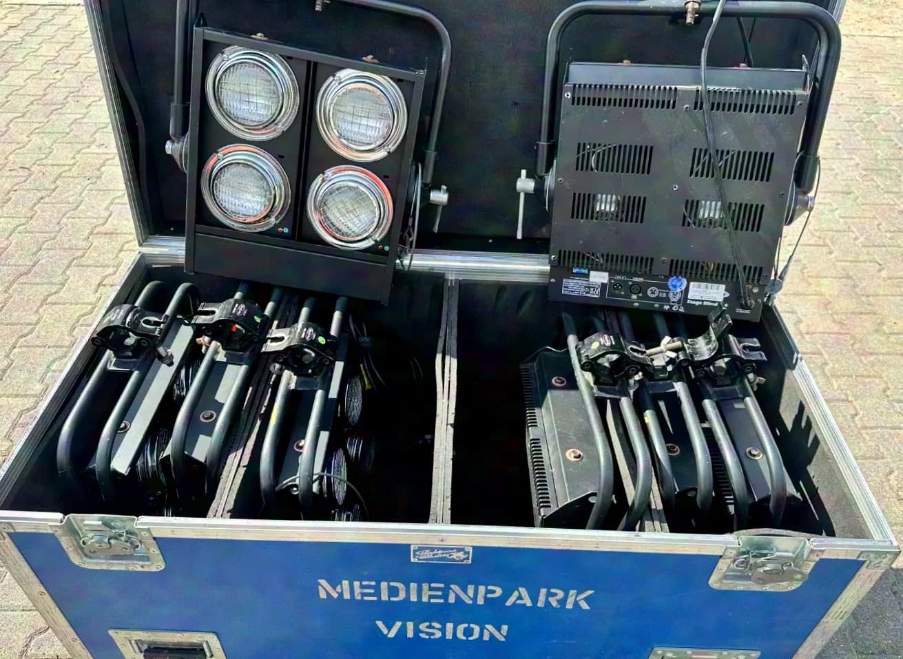 Highlite Stage Blinder-4 Active 2.6 kW Set in Case