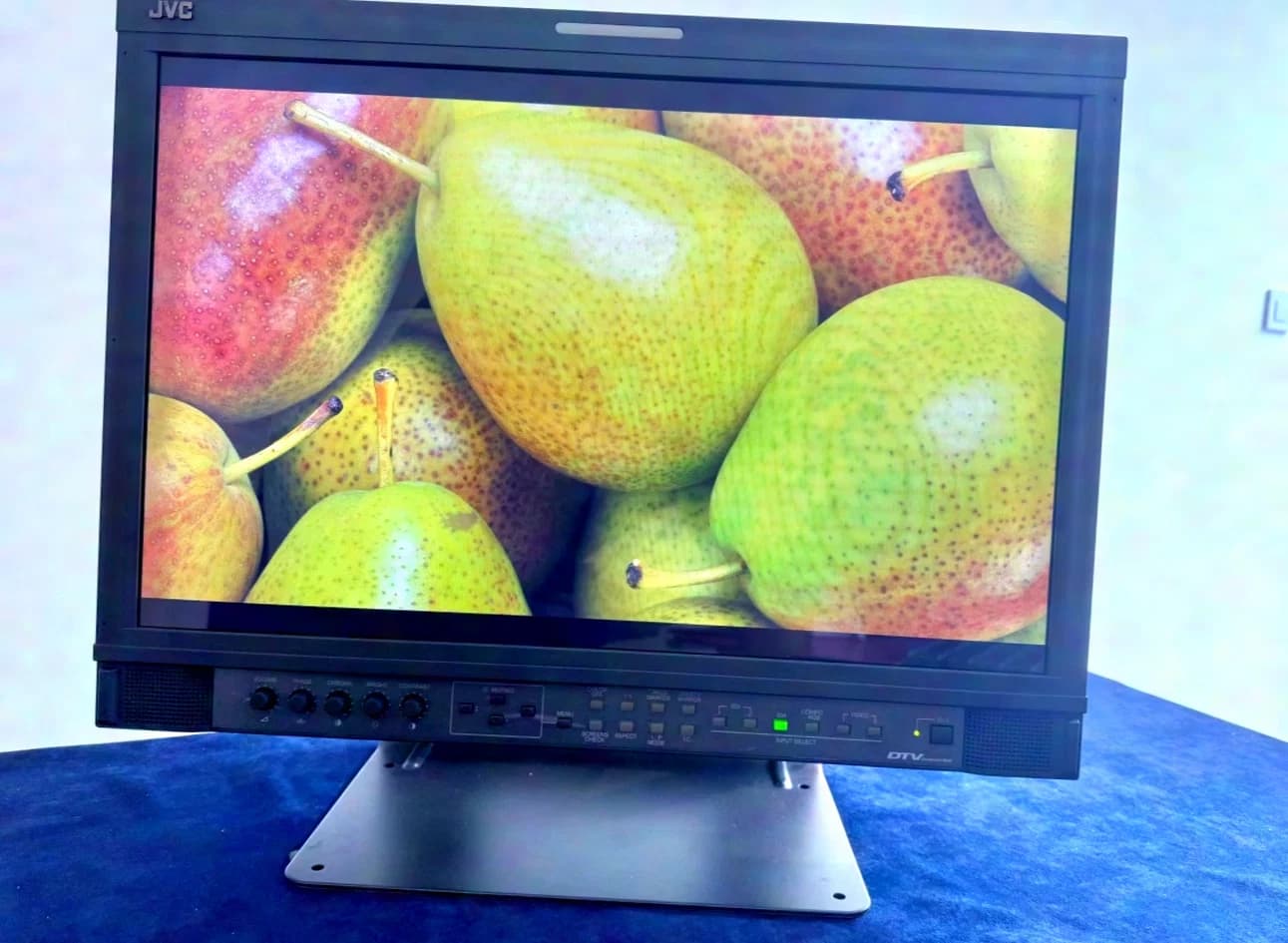 JVC DT-V20L1 professional LCD studio monitor