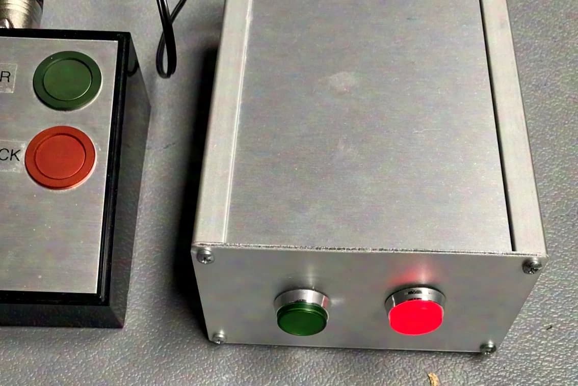 JVT CUE-Light Wired Signal Sender - Status Indicator - 2 Pieces in Set with Case
