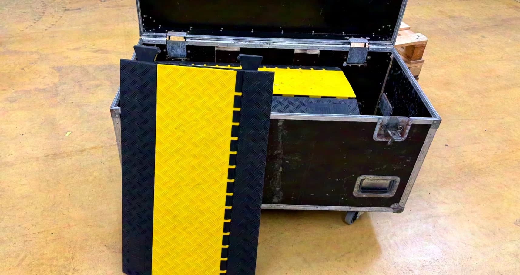 Cable ramps Defender MIDI 4C 10 pieces in case