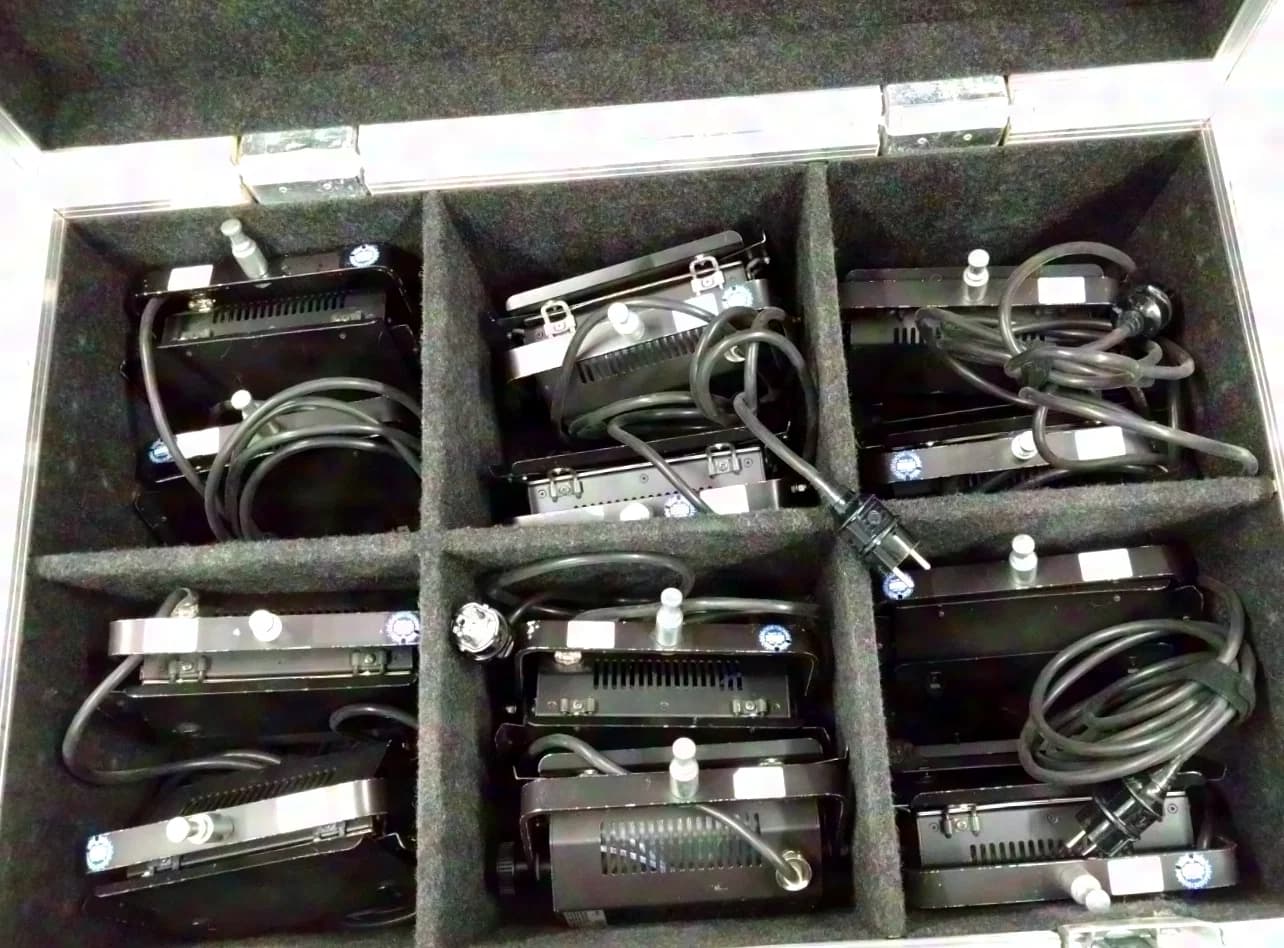 Kobold FL1000 compact cyc floodlight 12-unit case
