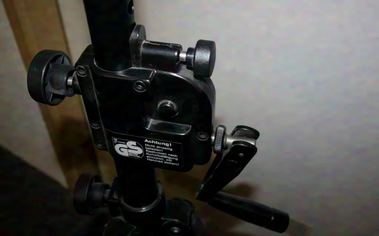 Crank stand for speakers (speaker boxes)