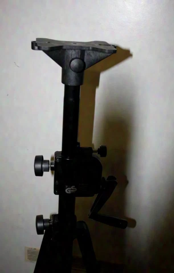 Crank stand for speakers (speaker boxes)