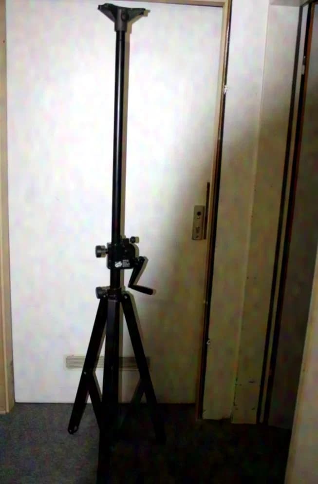 Crank stand for speakers (speaker boxes)