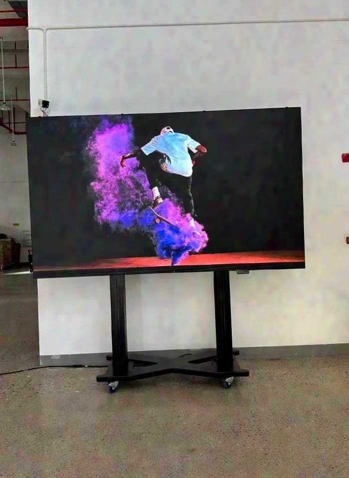 LEDitgo VisionX X-Hub XH015-F136 - 1,5mm foldable 136'' LED display incl. Dolly RET1192