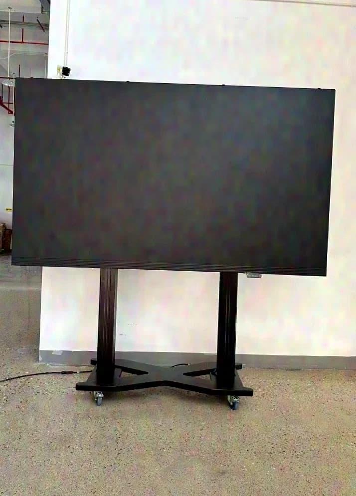 LEDitgo VisionX X-Hub XH015-F136 - 1,5mm foldable 136'' LED display incl. Dolly RET1192