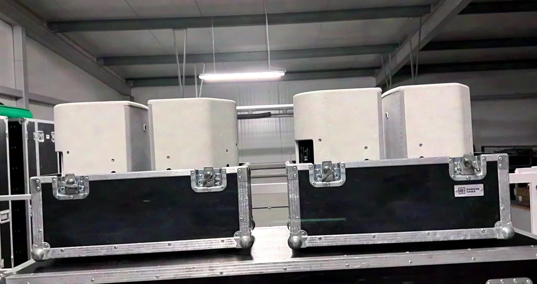 L-acoustics X8 White - Set of 4 with white round stands