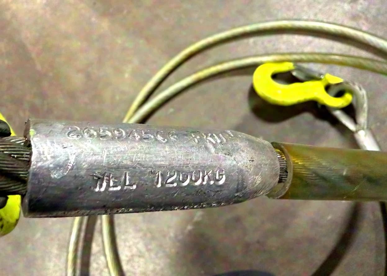 Lot: Safety wire 4100mm, 1200kg WLL, with oval ring and hook