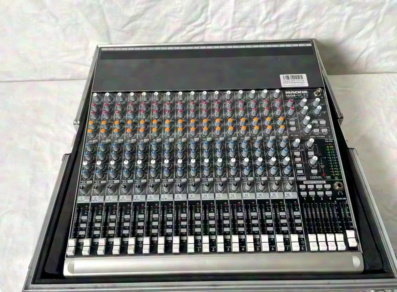 MACKIE 1604 VLZ3 - 16-Channel Analog Mixer incl. Roadcase