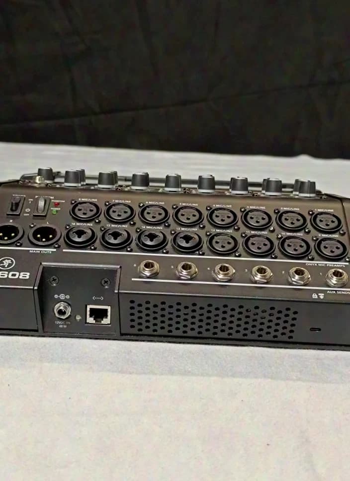 Mackie DL1608 Digital Mixer, Lightning with iPad Control, max. 16 Inputs