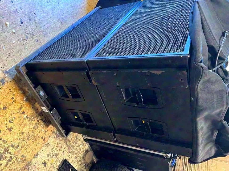Meyer Sound 700-HP ( with rigging )