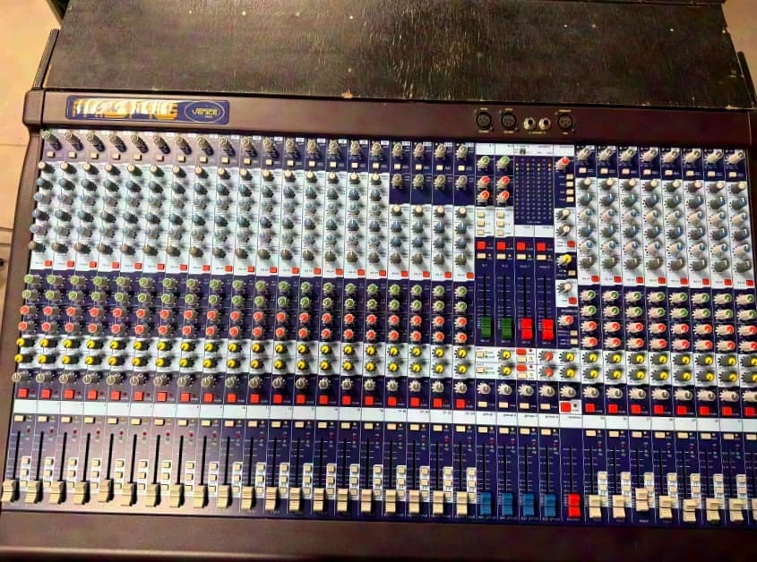 Midas Venice 320 Mixing Console + touring case