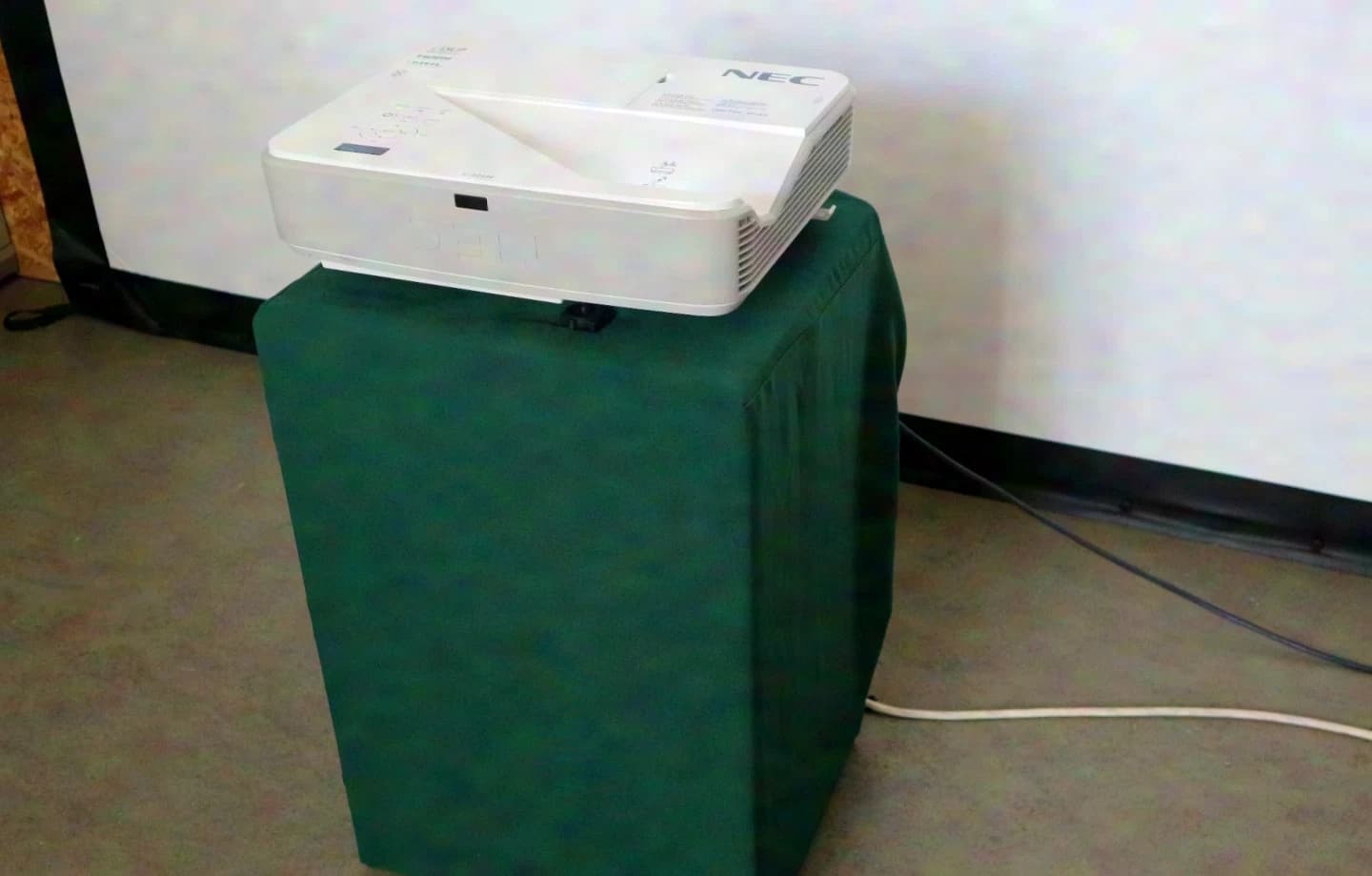NEC NP-U321H Ultra-Short-Throw Projector (Full HD) in Auer Transport Case with Height Adjustment