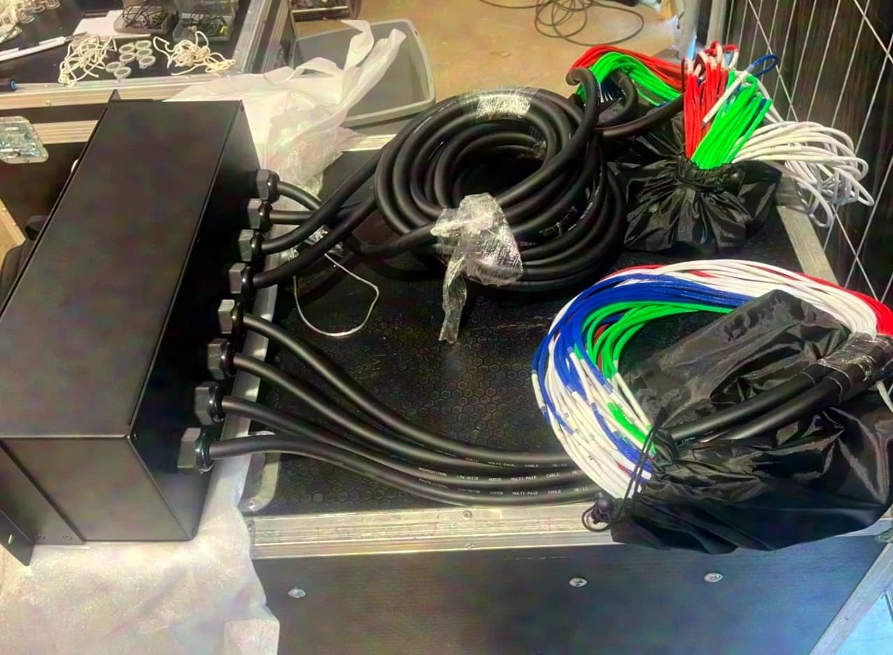 New 48-channel XLR splitter Ideal for splitting the analog signal between Front-of-House and monitor consoles, for example.