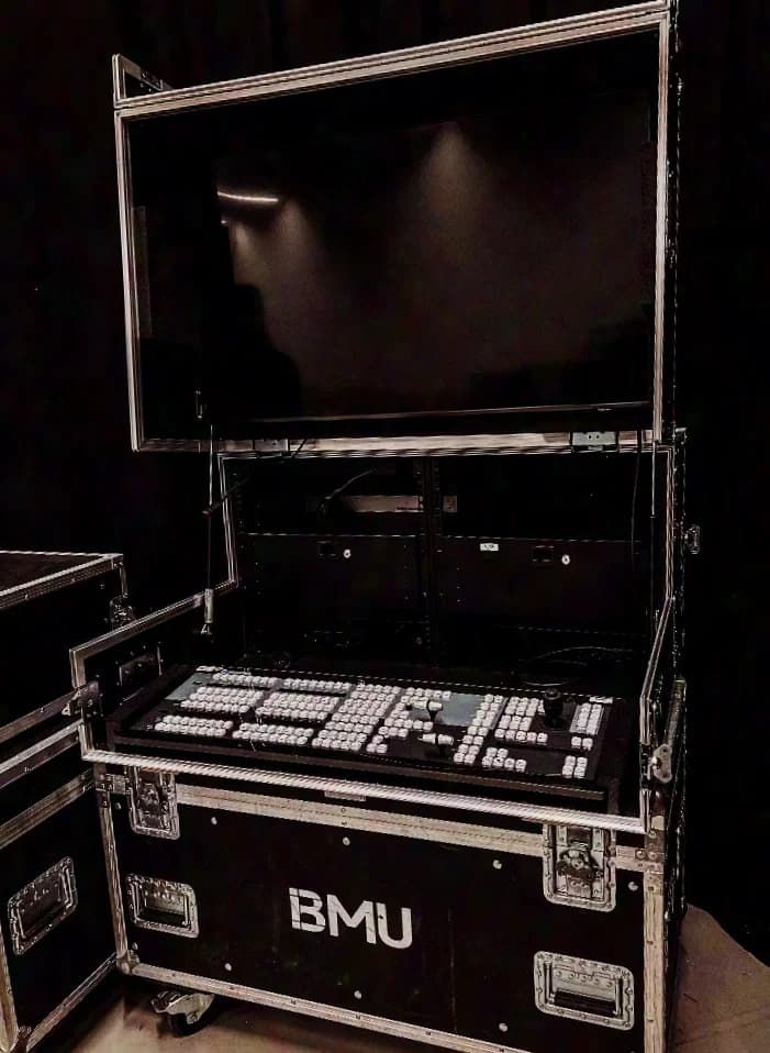 NewTek TriCaster TC2 Elite in SET with Case and 4k Screen