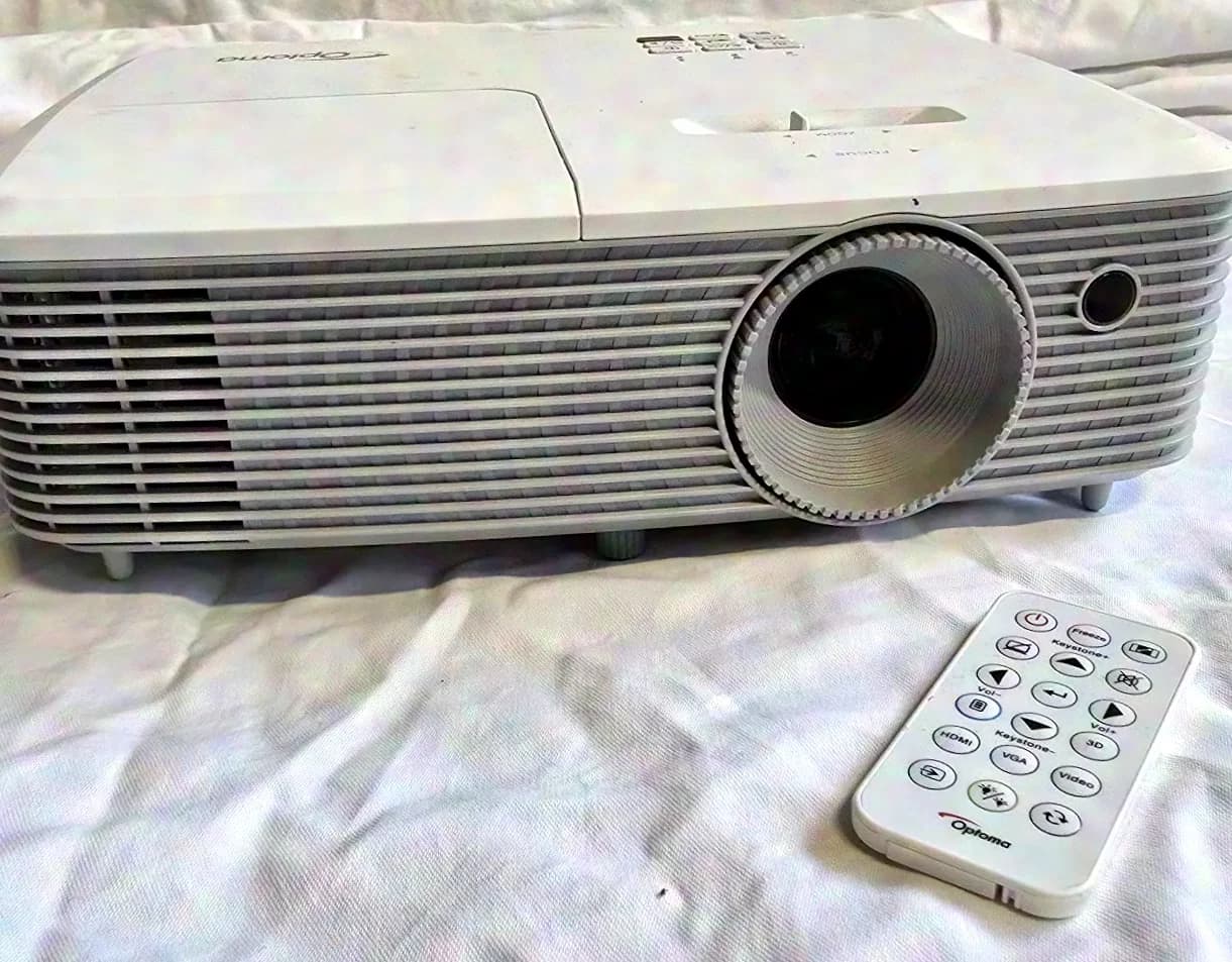 OPTOMA 4000 Lumen Video Projector DAEHHZZ 4000 including Ceiling Mount