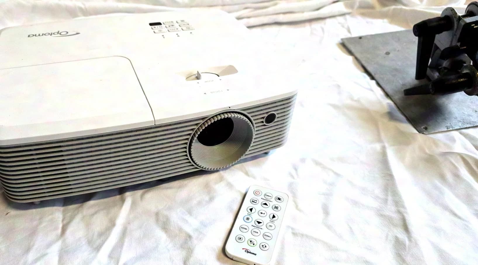 OPTOMA 4000 Lumen Video Projector DAEHHZZ 4000 including Ceiling Mount