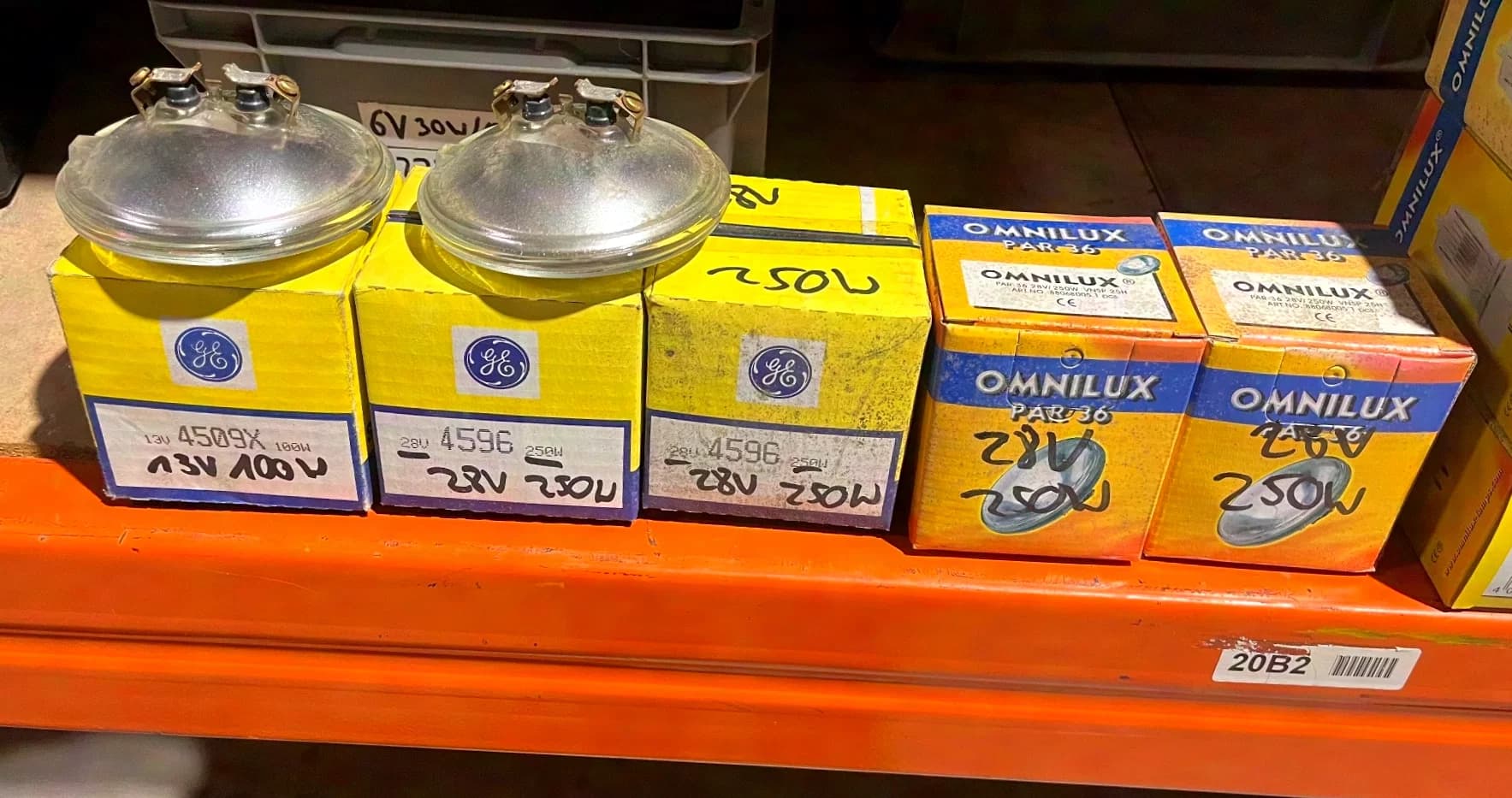 Omnilux PAR-36 28 V / 250W VNSP 25H lamp