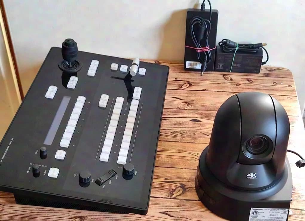 PANASONIC AW UE80 FULLHD 4K60 HDMI STREAMING Camera + AV HLC100 Mixing Console