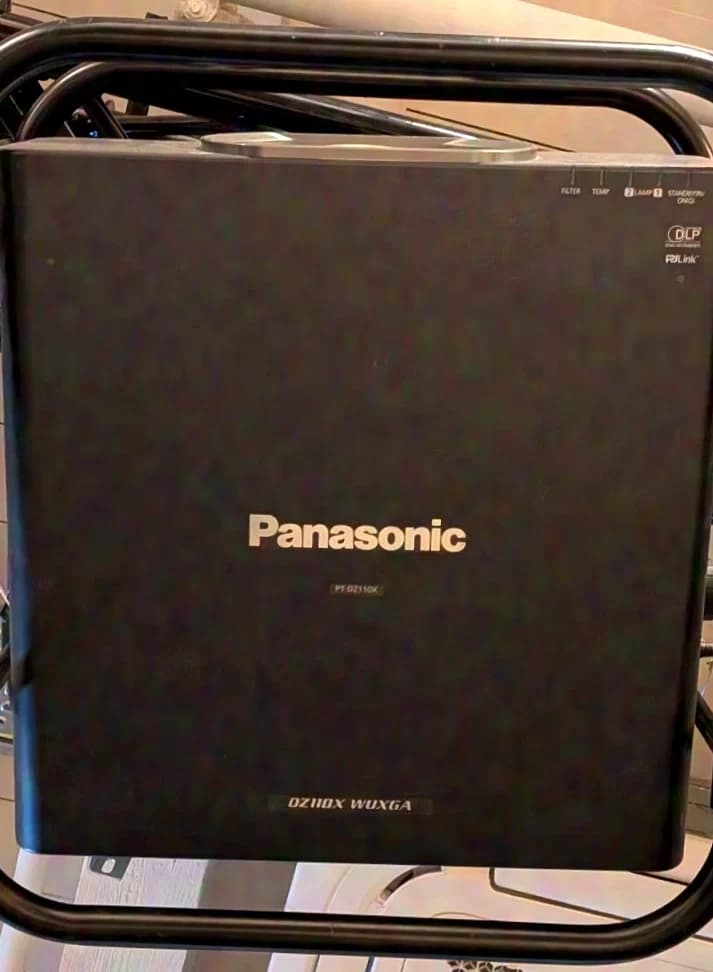 Panasonic PT-DZ110XE / incl. flight frame and case