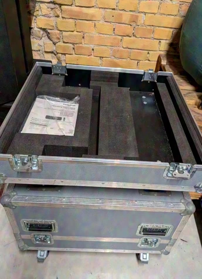 Panasonic PT-DZ110XE / incl. flight frame and case