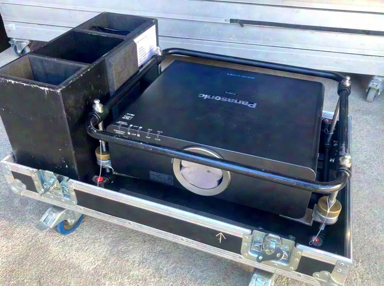 Panasonic PT-DZ6710 6000 Ansi HD Projector WUXGA incl. Flying Frame & Case