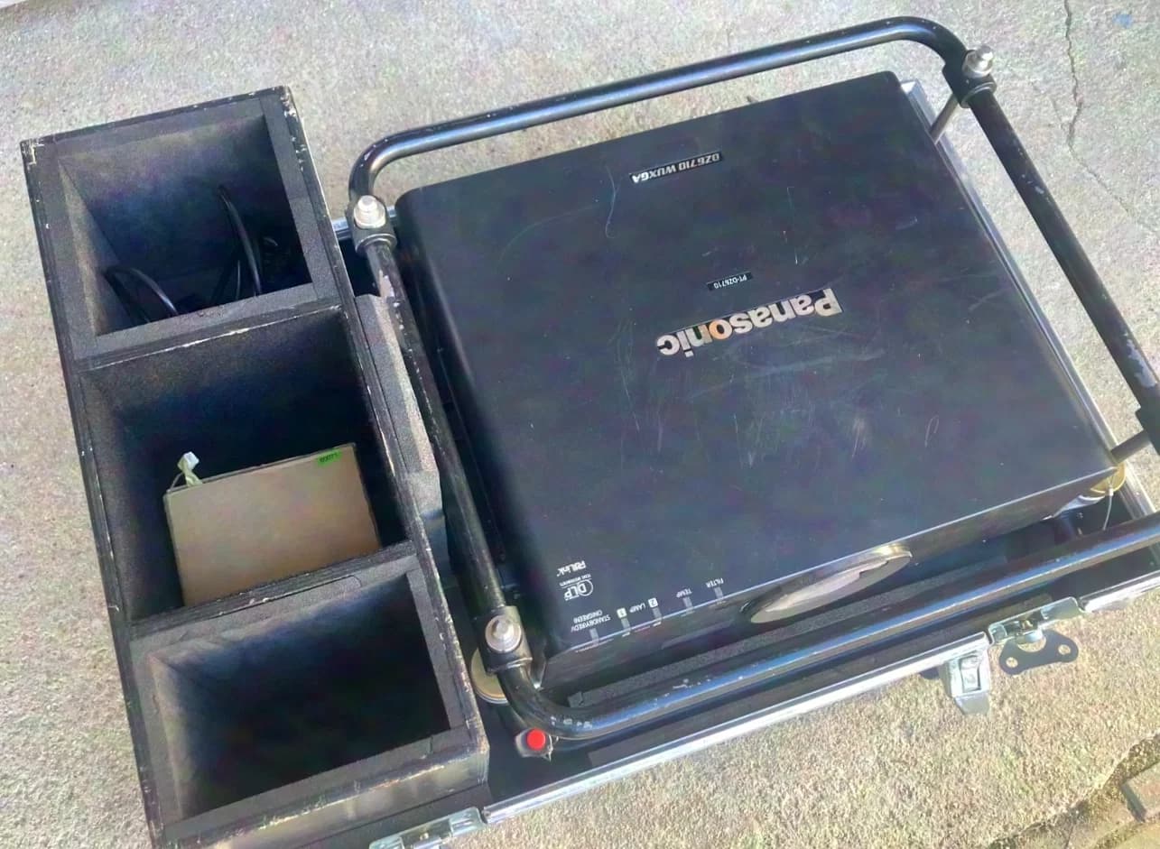 Panasonic PT-DZ6710 6000 Ansi HD Projector WUXGA incl. Flying Frame & Case