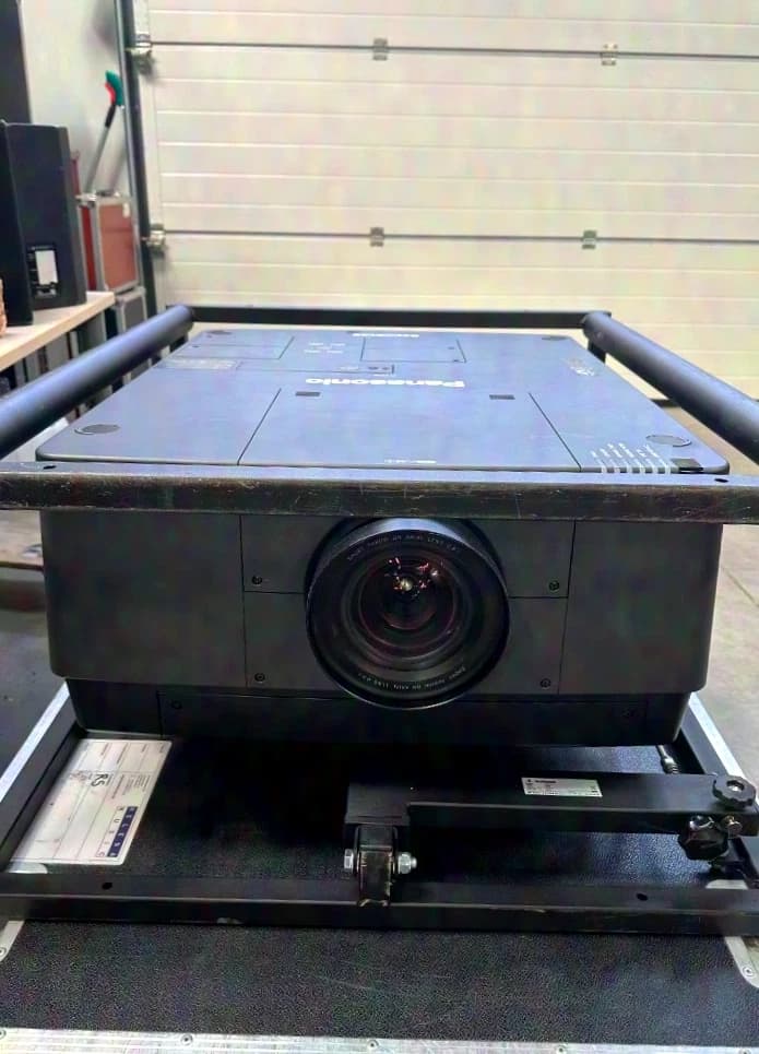 Panasonic PT-EX 16K. incl. lens