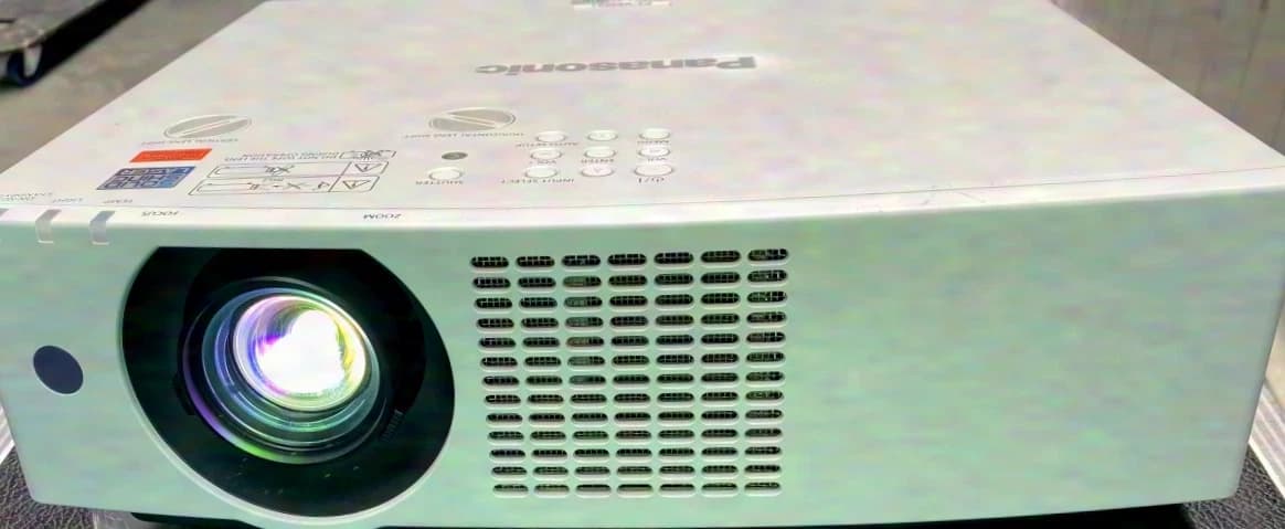 Panasonic PT- VMZ-51 bright & compact laser projector 5,200 ANSI Lumen, 182 hours