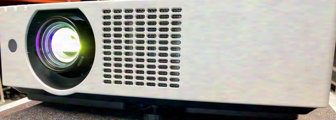 Panasonic PT- VMZ-51 bright & compact laser projector 5,200 ANSI Lumen, 182 hours