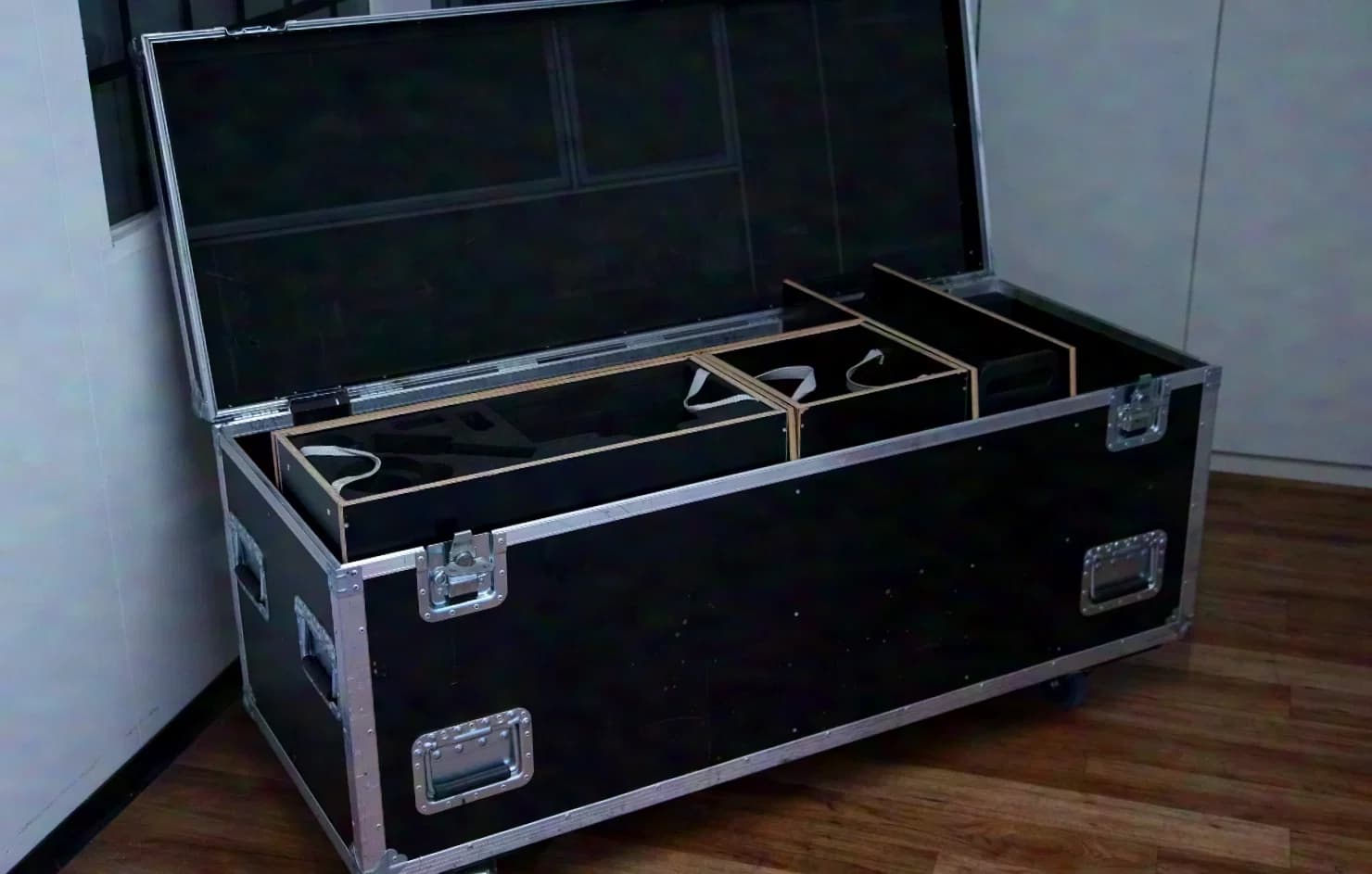 Penn Elcom camera system trunk case (packing dimensions)