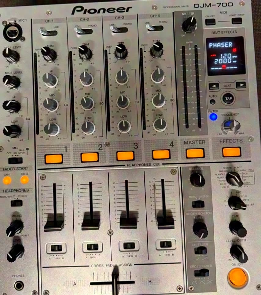 Pioneer DJM 700 DJ mixer
