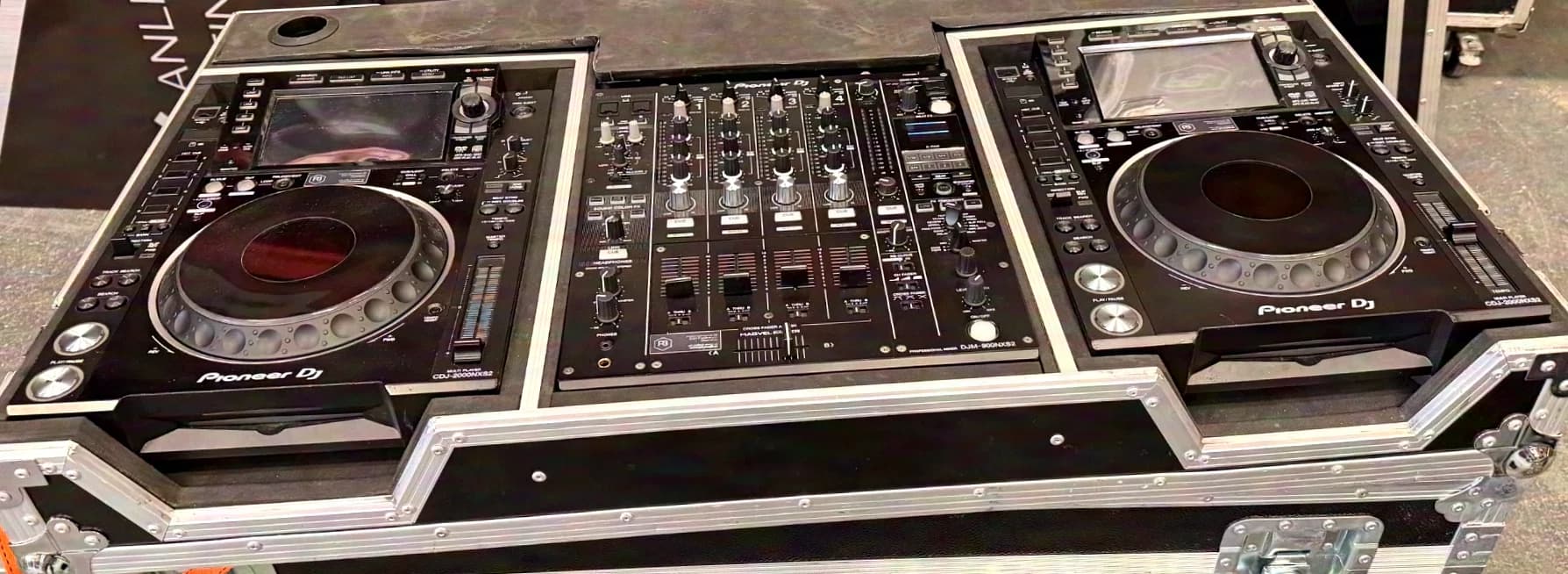 Pioneer DJ Set 2x CDJ-2000NXS2 and 1x DJM-900NXS2